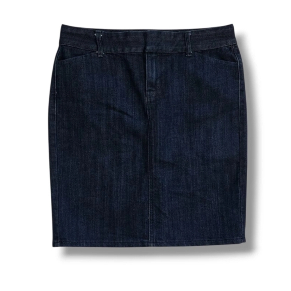Old Navy Women’s Blue Wash Denim Skirt with Pockets – Size 2 Gently Used